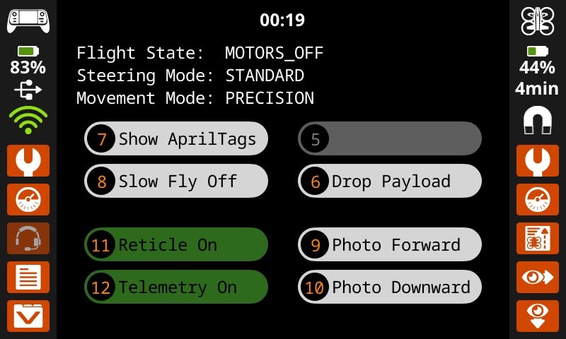 Captura de pantalla del controlador del dron VEX AIR durante el proyecto de vuelo predeterminado, que muestra indicadores de estado en la parte superior y una serie de botones de control dispuestos en una cuadrícula.