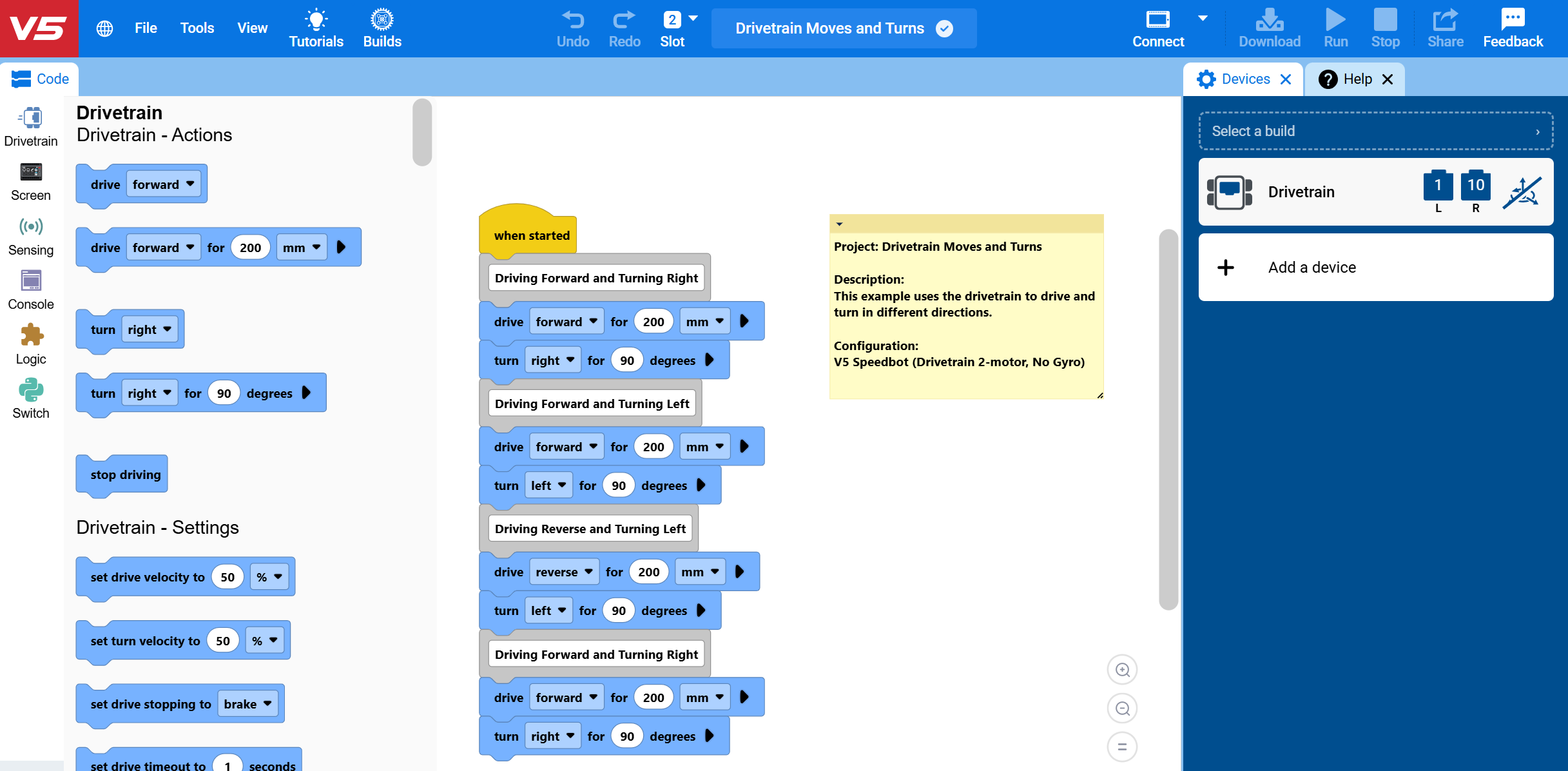 Captura de pantalla de un proyecto de ejemplo abierto en VEXcode, que muestra los bloques del ejemplo en el espacio de trabajo, un comentario que explica el proyecto y el sistema de transmisión configurado en la pestaña Dispositivos.