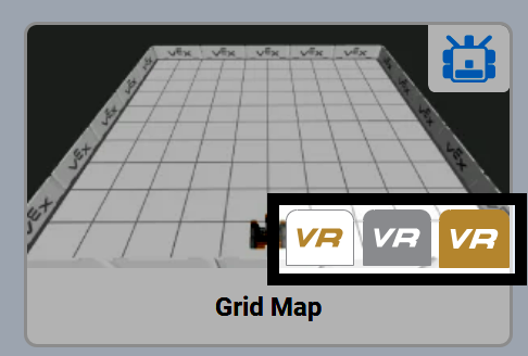 La miniatura del diseño del mapa de cuadrícula en la ventana de selección del área de juego, que resalta los tres logotipos de VR visibles en blanco, plateado y dorado, muestra que este área de juego puede ser accedida por los titulares de licencias VEXcode VR Free, Enhanced y Premium.
