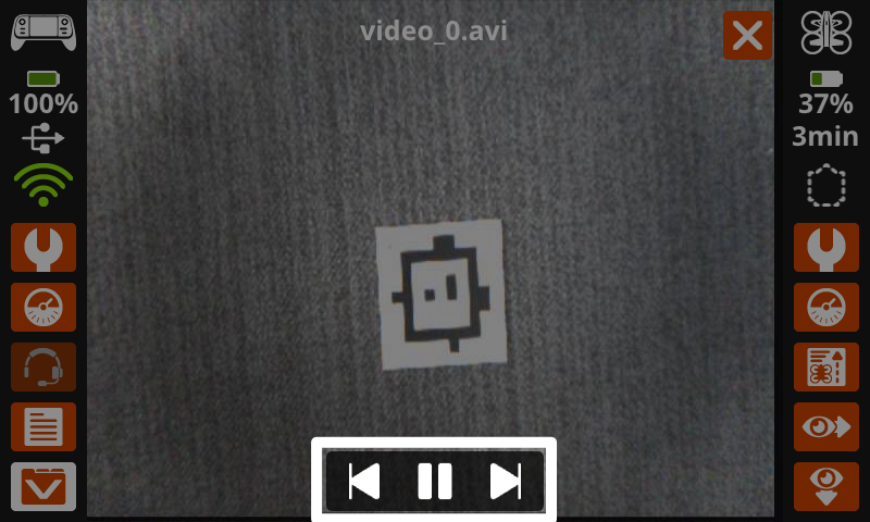 控制器屏幕在显示屏上显示录制的视频，并在顶部读取 video_0.avi，并且在屏幕底部突出显示前进、暂停和后退的控制。