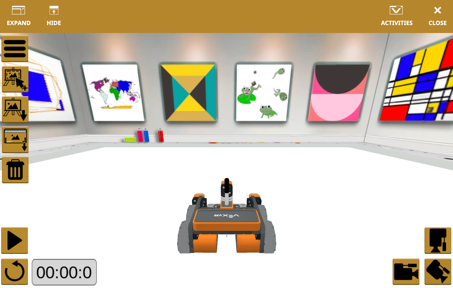 VEXcode VR Playground 窗口显示了 Art Canvas+ Playground。它展示了 VR 机器人位于艺术画廊环境中的空白画布上，并提供了用于高级绘图项目的附加工具。
