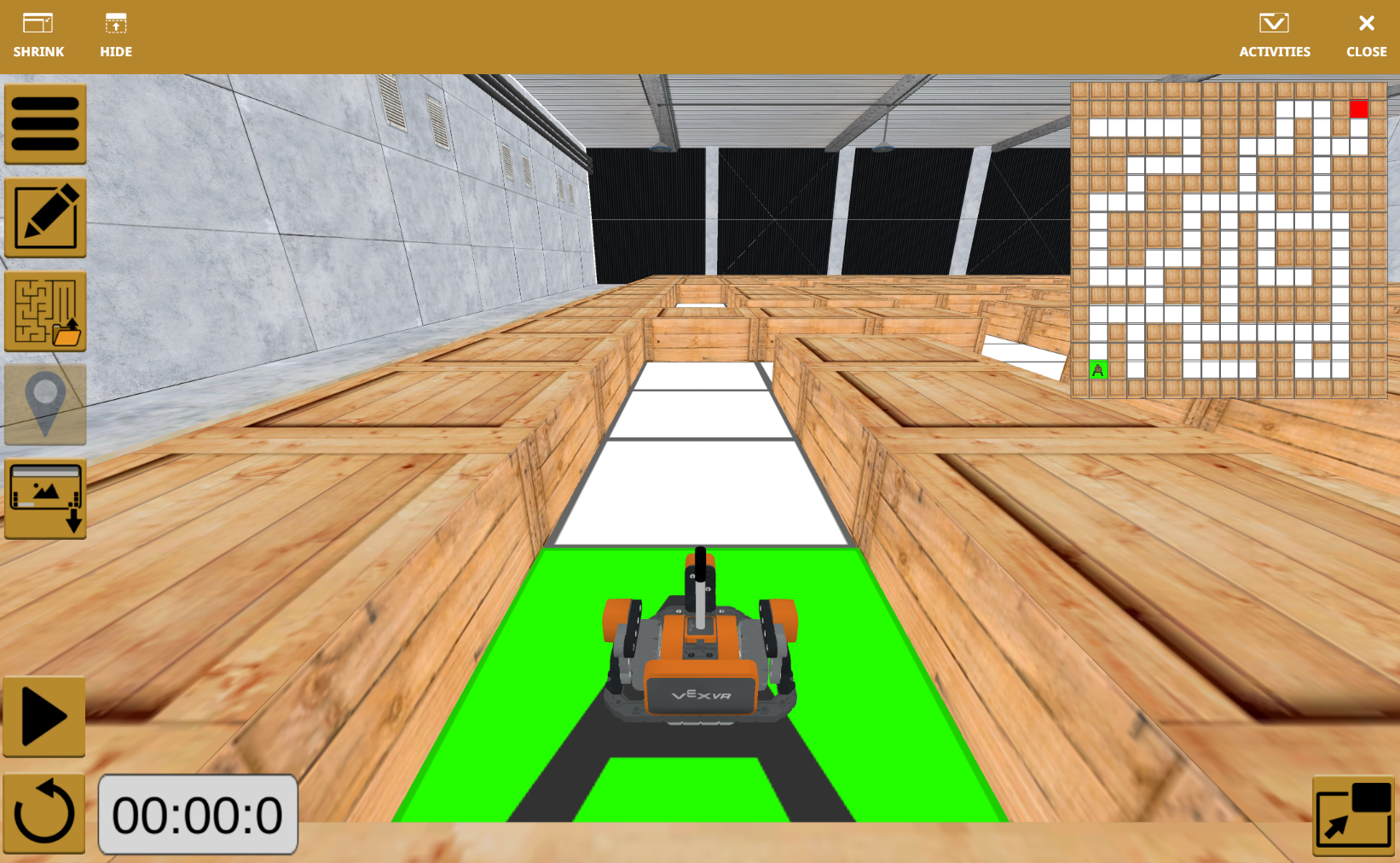 VEXcode VR Playground 窗口，显示 Wall Maze+ Playground。图中显示 VR Mazebot 被盒子墙包围，从 A 格开始，窗口右上角显示迷宫小地图。